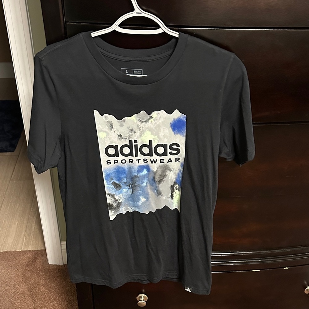 Youth boys Adidas graphic tee. Size L.